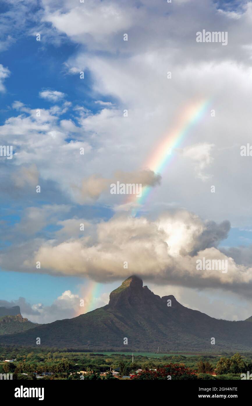 Rempart Berg mit Wolkenformationen und Regenbogen, Mauritius, Mascarene Inseln. Von Tamarin aus gesehen. Stockfoto