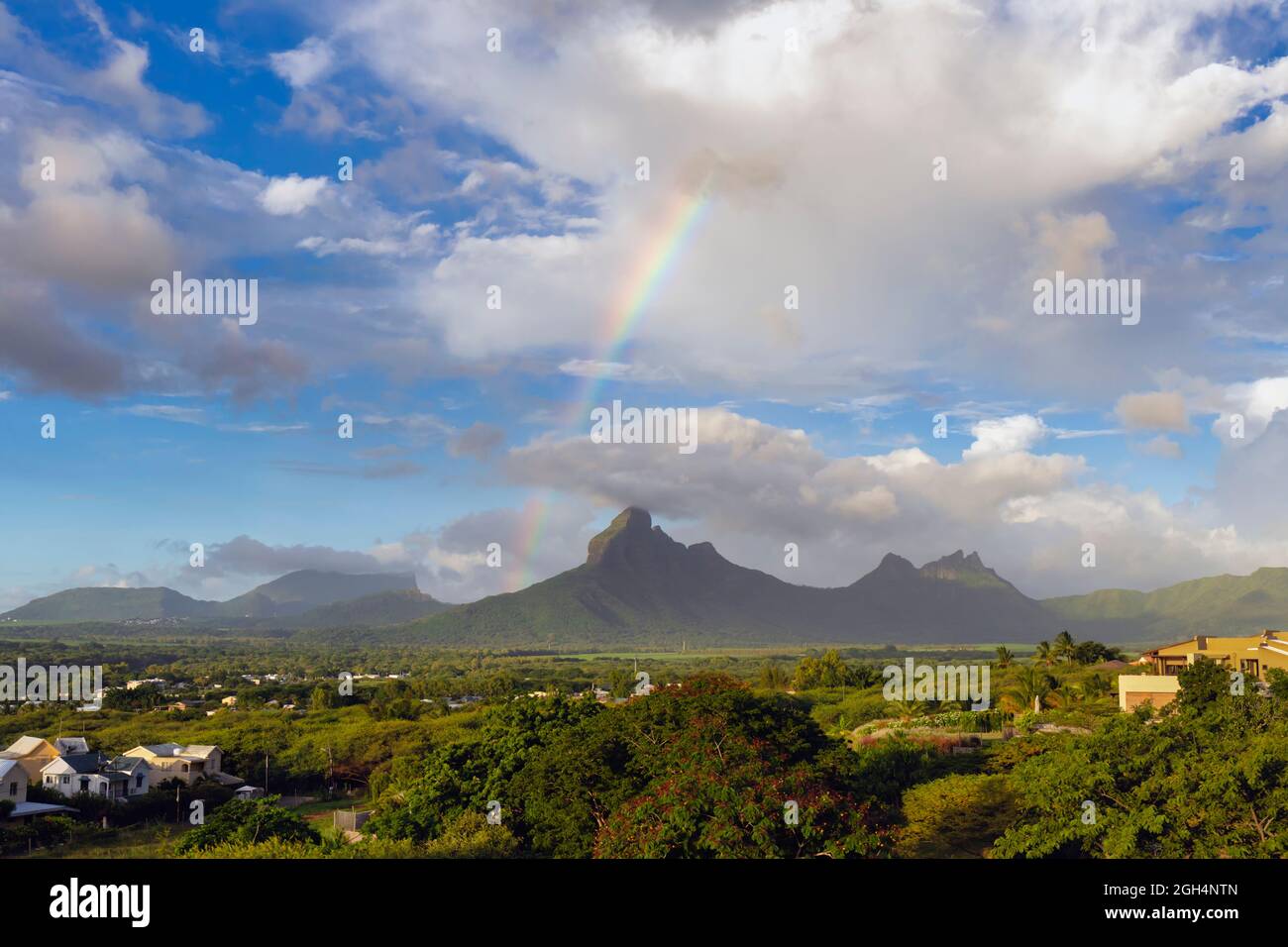 Rempart Berg mit Wolkenformationen und Regenbogen, Mauritius, Mascarene Inseln. Von Tamarin aus gesehen. Stockfoto