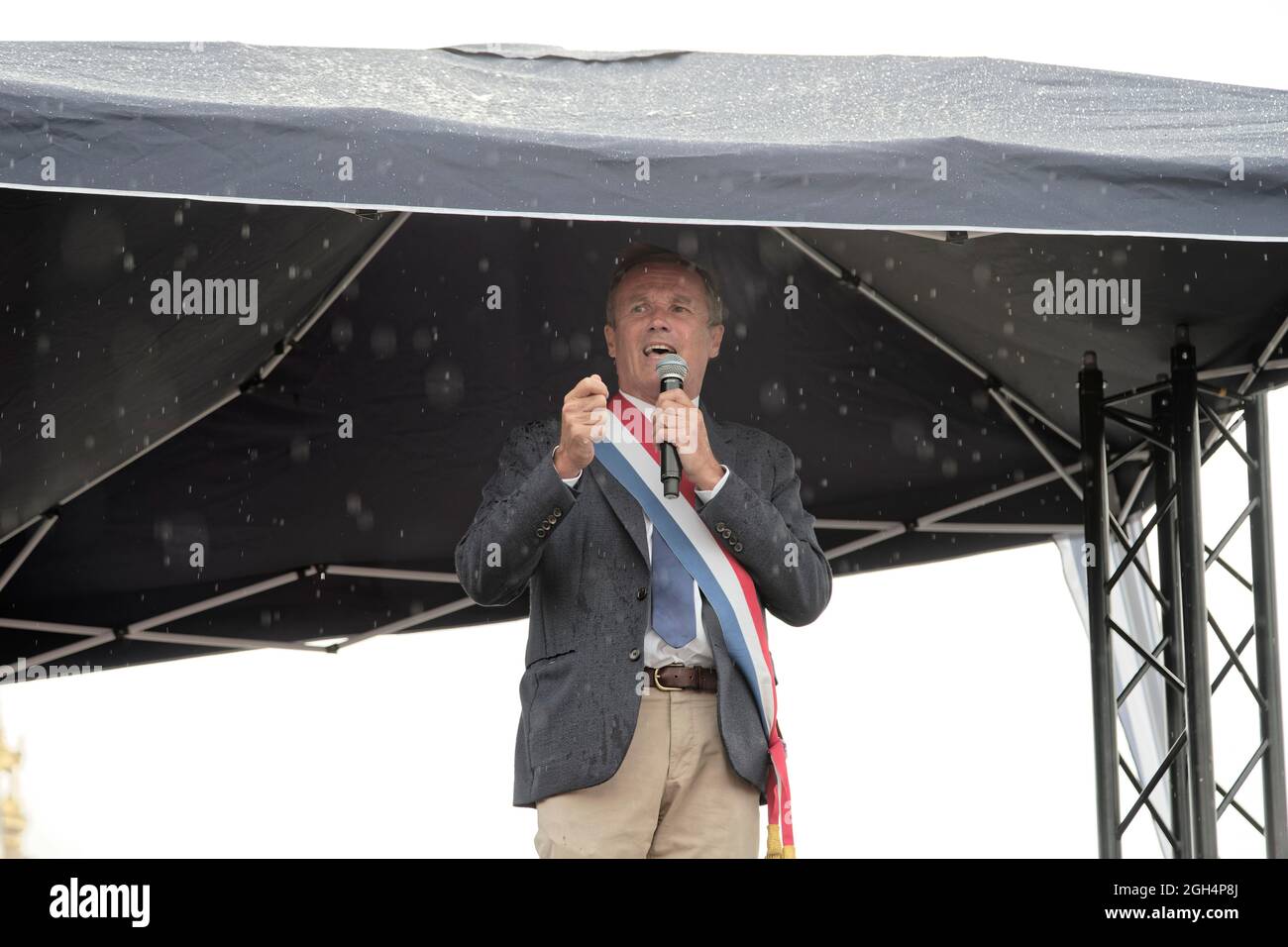 Paris, Frankreich. September 2021. Der Chef von Debout la France und der Abgeordnete Nicolas Dupont-Aignan sprechen während der Demonstration gegen die neueste Gesundheitsmaßnahme. Stockfoto