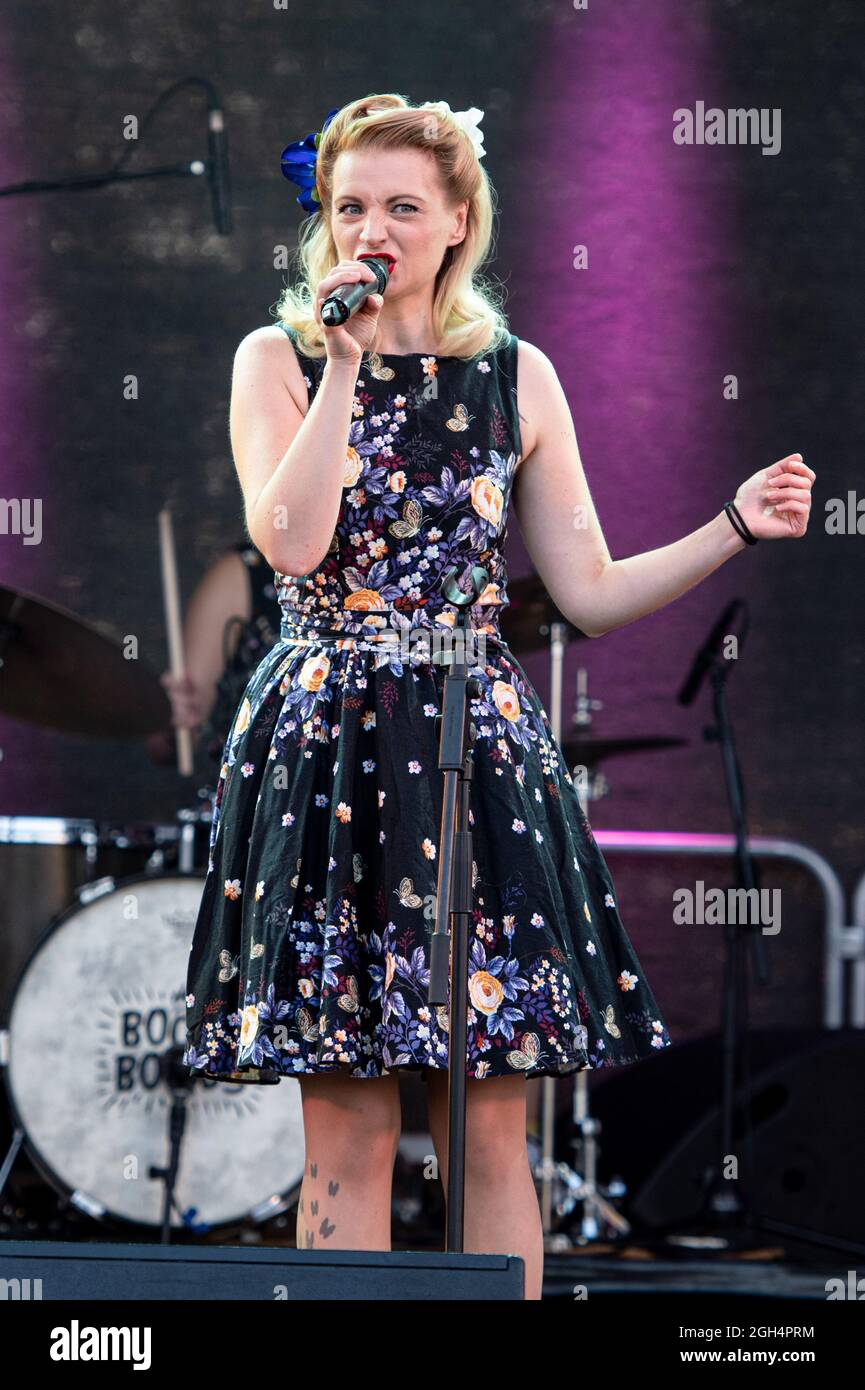 Rockabilly-Band 'Lesly´s Dynamite' mit der stimmistischen Frontfrau Valeska Kunath beim Open Air Konzert am Ostra-Dome. Dresden, 03.09.2021 Stockfoto