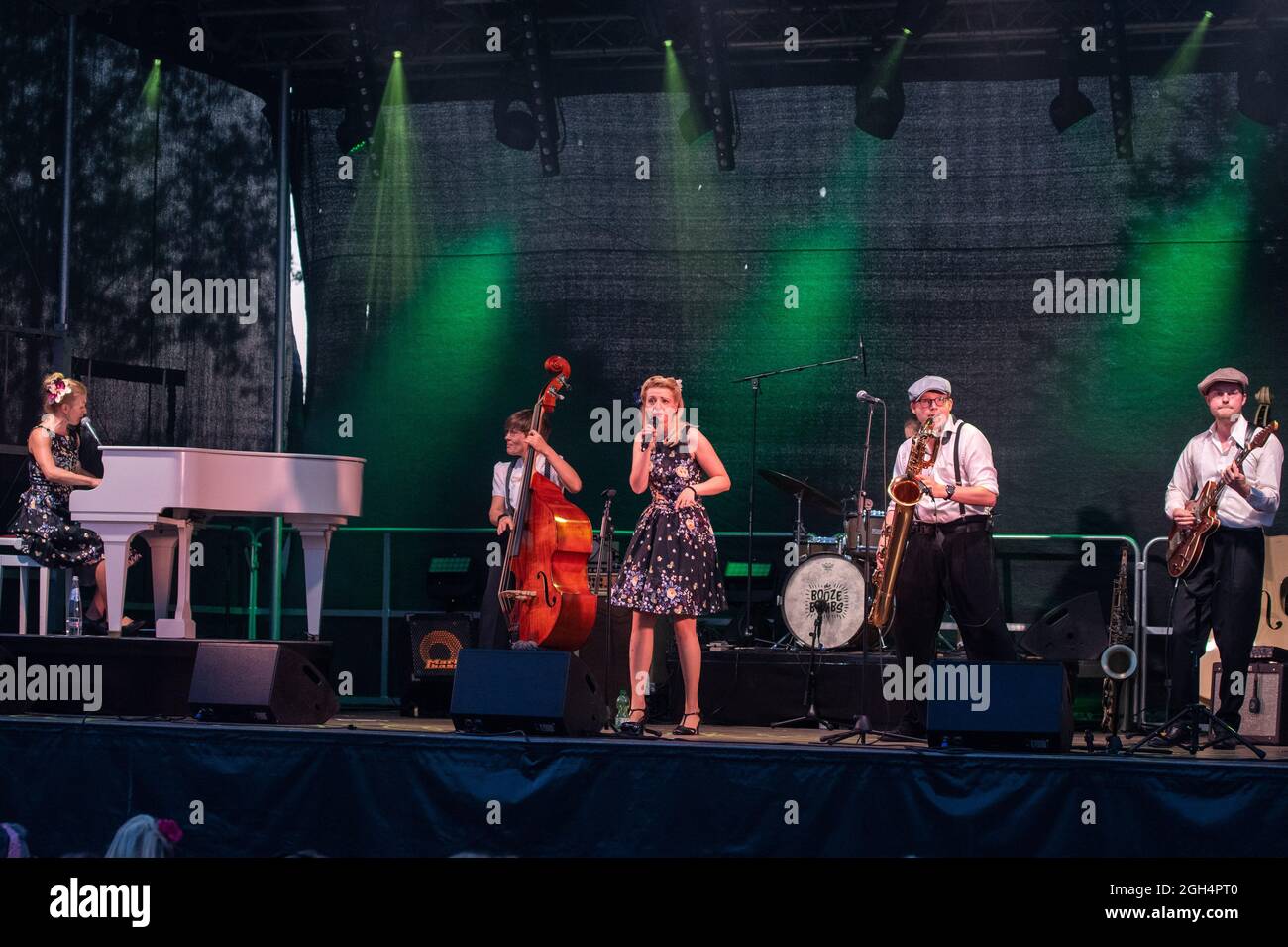 Rockabilly-Band 'Lesly´s Dynamite' mit der stimmistischen Frontfrau Valeska Kunath beim Open Air Konzert am Ostra-Dome. Dresden, 03.09.2021 Stockfoto