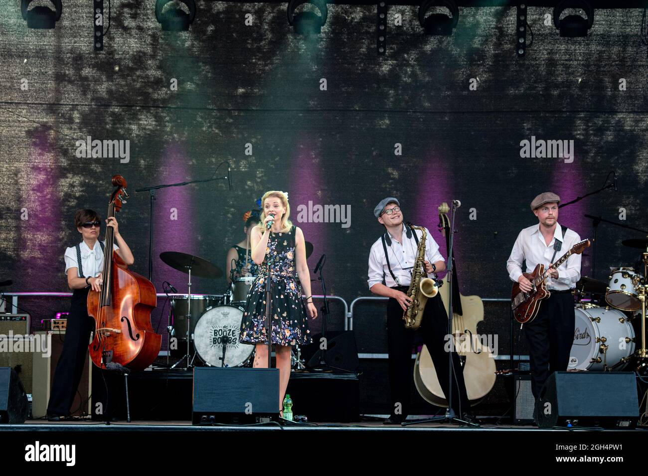 Rockabilly-Band 'Lesly´s Dynamite' mit der stimmistischen Frontfrau Valeska Kunath beim Open Air Konzert am Ostra-Dome. Dresden, 03.09.2021 Stockfoto