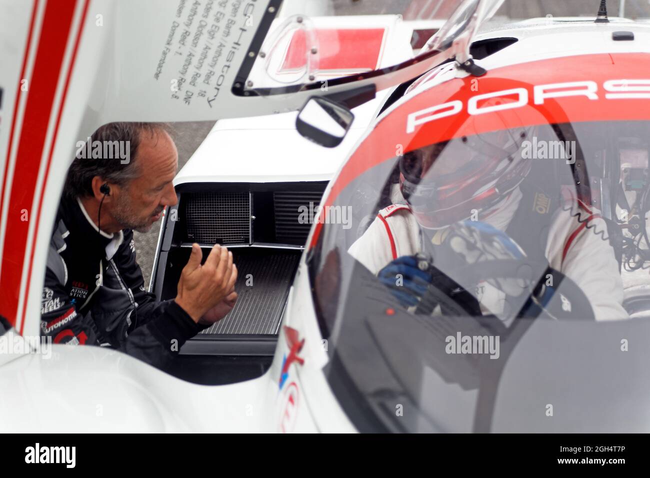 Marco Werner spricht mit Porsche 962-Fahrer Lars-Erik Nielsen beim Group C Supercup, Hockenheim Historic, Jim Clark Revival 2021 Stockfoto