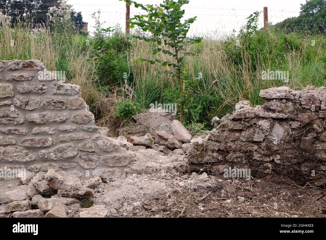 September 2021 - Neue Steinmauer in traditionellem Stil Stockfoto