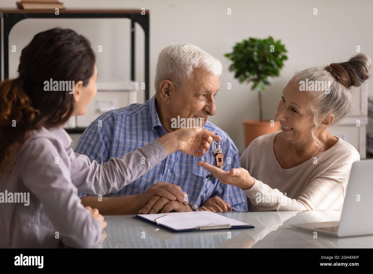Glückliches Rentnerpaar Kunden, die ein neues Haus kauften Stockfoto
