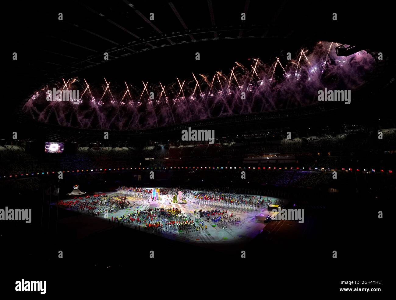 Das Feuerwerk explodiert während der Abschlussfeier der Paralympischen Spiele von Tokio 2020 im japanischen Olympiastadion. Bilddatum: Sonntag, 5. September 2021. Stockfoto