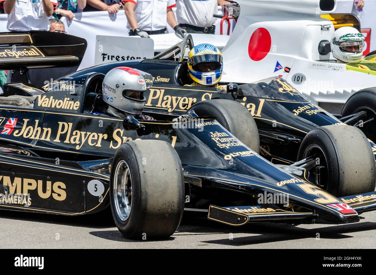 Lotus 79 und 97 Formel-1-Grand-Prix-Rennwagen im Fahrerlager beim Goodwood Festival of Speed 2014. Mario Andretti Auto, mit Senna Auto Stockfoto