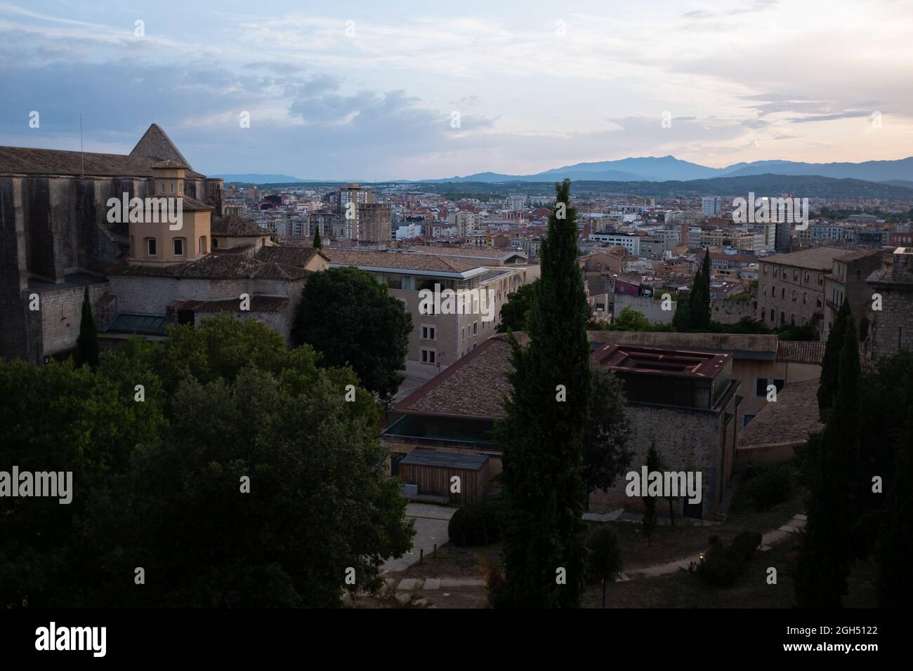 Blick auf Girona und seine Altstadt, Katalonien, Nordspanien. Stockfoto