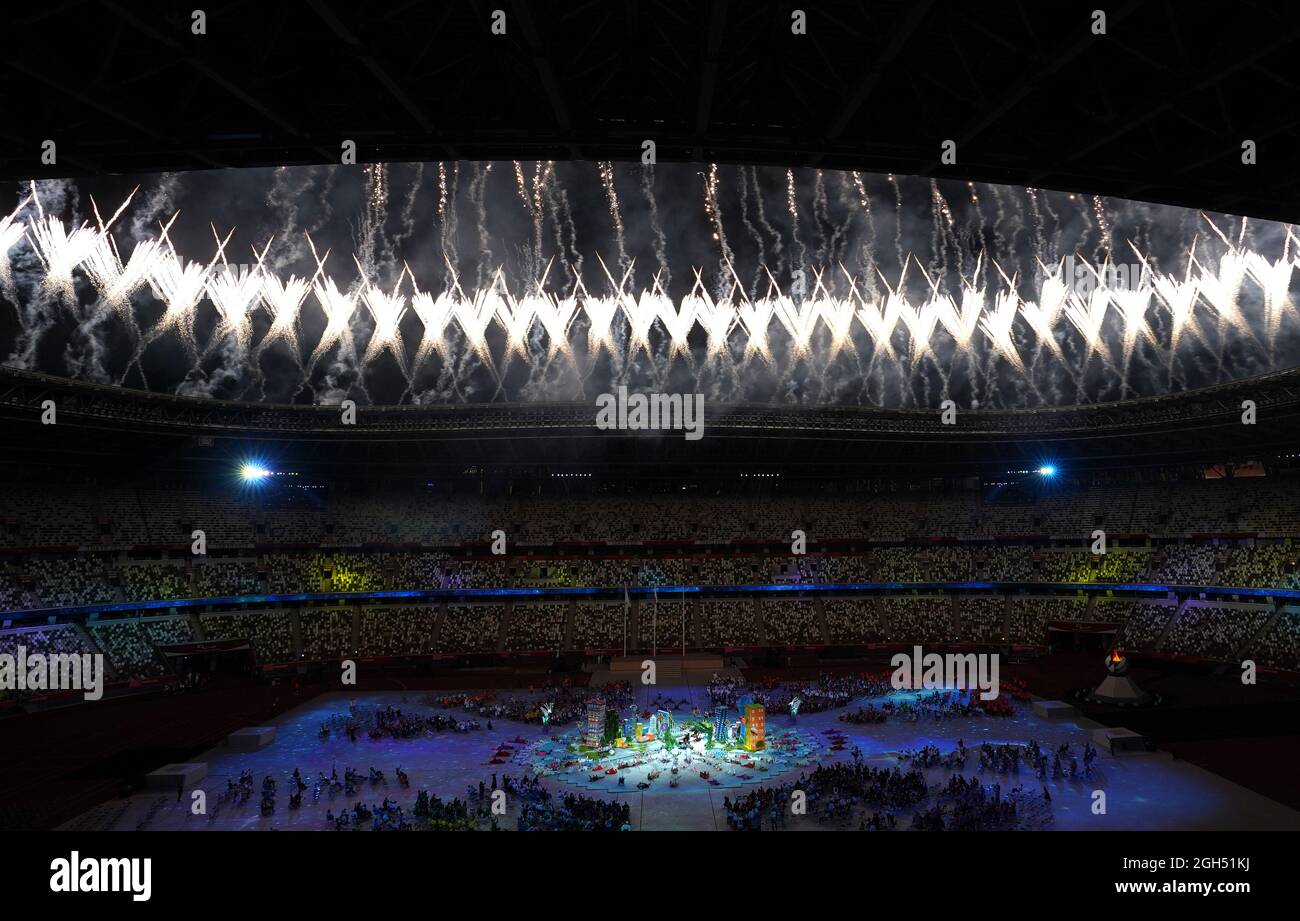 Das Feuerwerk explodiert während der Abschlussfeier der Paralympischen Spiele von Tokio 2020 im japanischen Olympiastadion. Bilddatum: Sonntag, 5. September 2021. Stockfoto