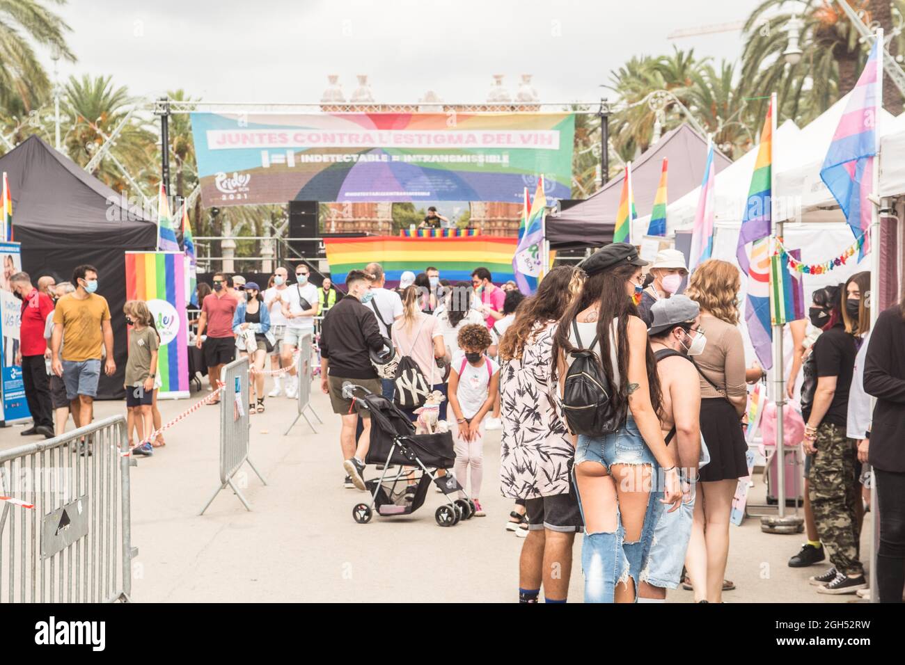 Barcelona, Katalonien, Spanien. September 2021. Die Menschen werden auf der Messe der LGTBI-Unternehmen gesehen, auf der Pride of Barcelona 2021. Messe der LGTBI-Unternehmen, im Pride of Barcelona 2021, Die unter dem Motto „gemeinsam gegen das Stigma von HIV“ an einem an den 4. September terminierten Termin ohne festliche oder musikalische Aktivitäten aufgrund der Pandemie von Covid-19 abgehalten wurde. (Bild: © Thiago Prudencio/DAX via ZUMA Press Wire) Stockfoto