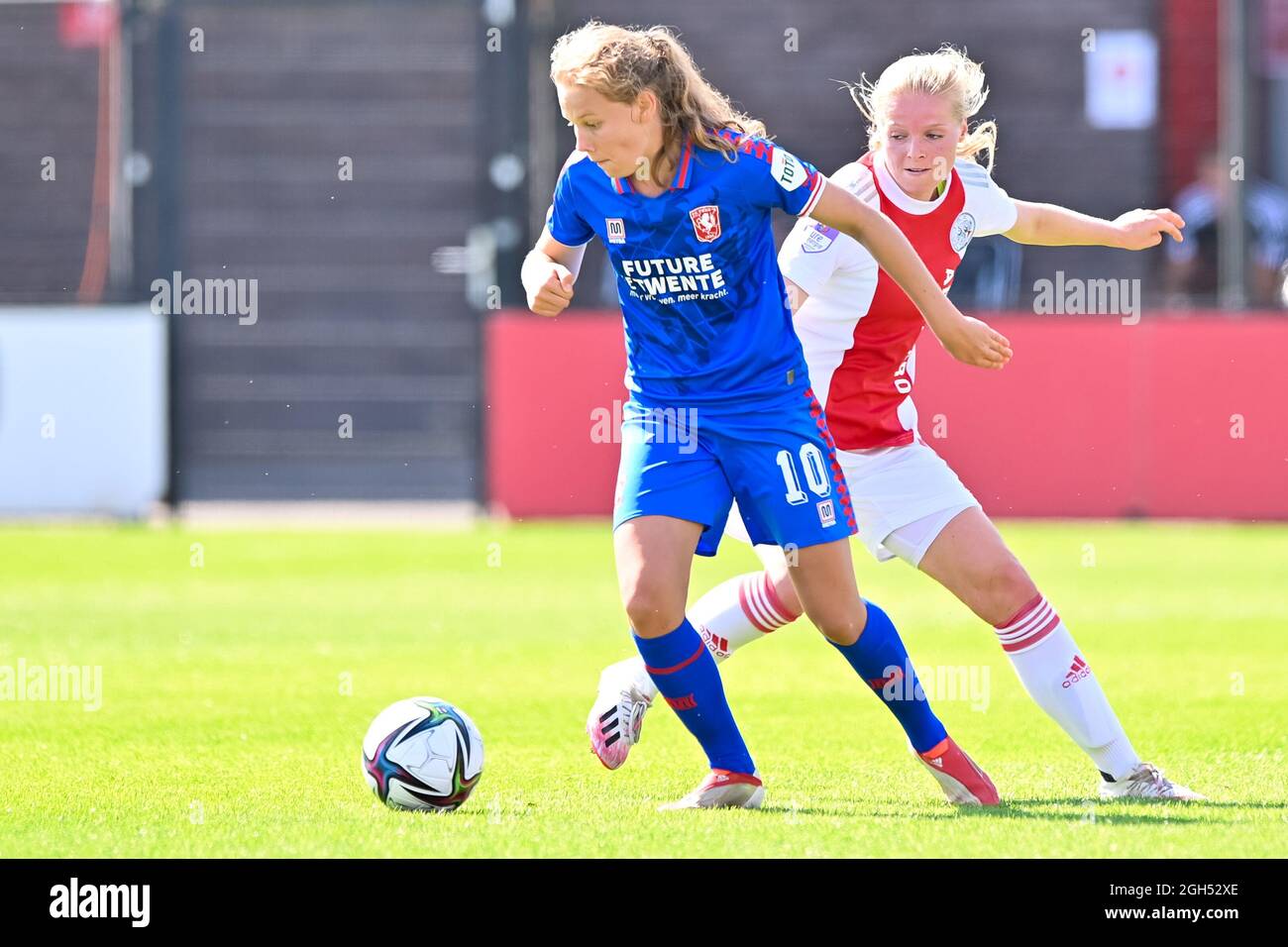 AMSTERDAM, NIEDERLANDE - 5. SEPTEMBER: Jarne Teulings des FC Twente und Nadine Noordam von Ajax während des Women's Pure Energie Eredivisie-Spiels zwischen Ajax und FC Twente am 5. September 2021 im Sportcomplex de Toekomst in Amsterdam, Niederlande (Foto: Patrick Goosen/Orange Picles) Stockfoto