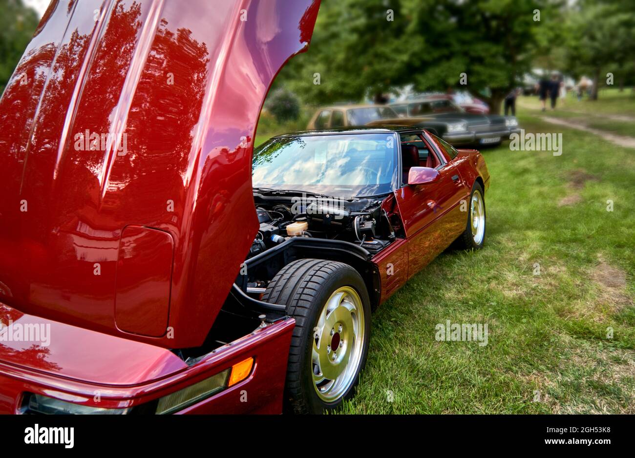 Rot-amerikanisches Sportcoupé mit weit geöffneter Motorhaube Stockfoto