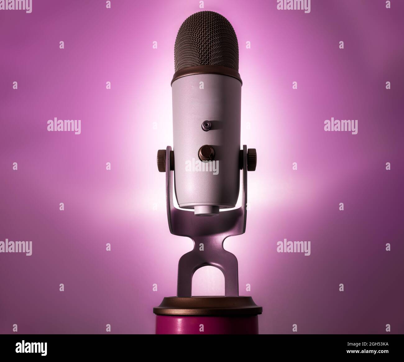 Mikrofon auf rosa Hintergrund für Webcast oder Podcast .Concept Kommunikation . Stockfoto
