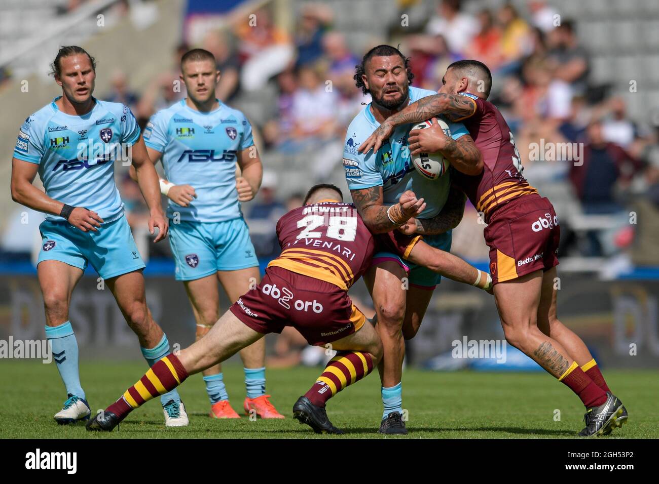 David Fifita (8) von Wakefield Trinity läuft mit dem Ball nach vorne Stockfoto