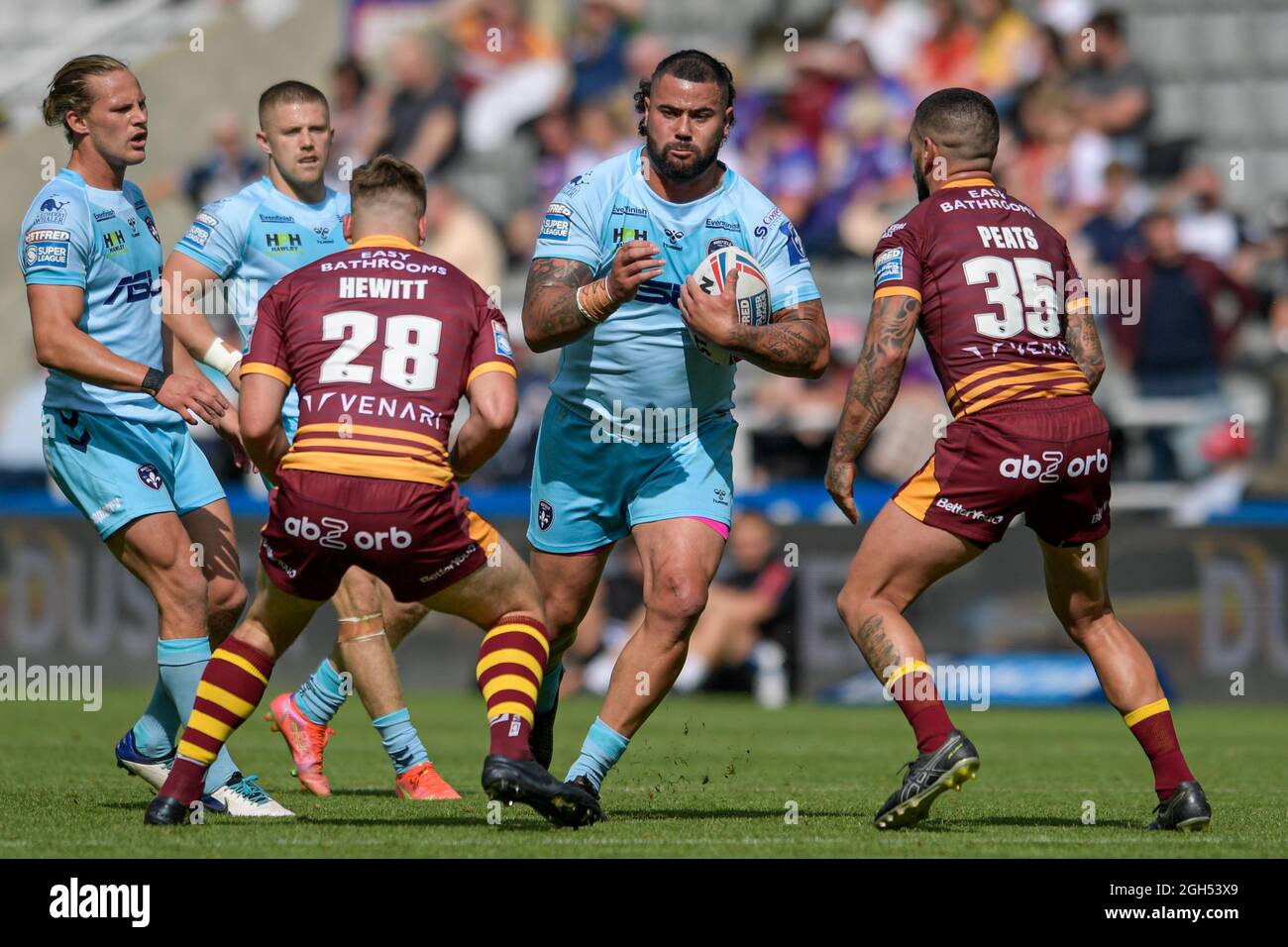 David Fifita (8) von Wakefield Trinity läuft am 9/5/2021 in Newcastle, Großbritannien, mit dem Ball nach vorne. (Foto von Simon Whitehead/News Images/Sipa USA) Stockfoto