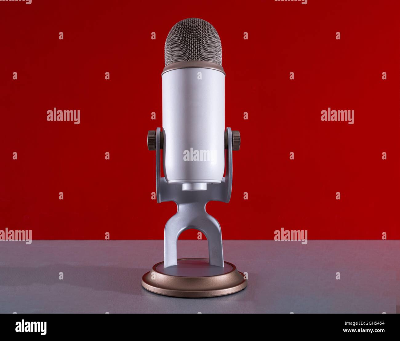 Mikrofon für Webcast oder Podcast auf Red background.communication Konzept . Stockfoto