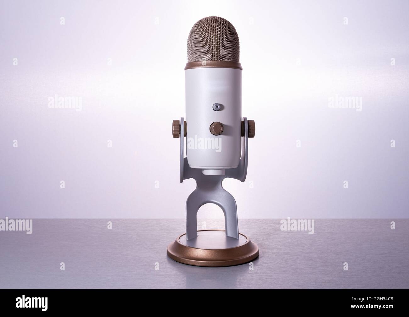 Mikrofon für Webcast oder Podcast auf weißem Hintergrund. Stockfoto