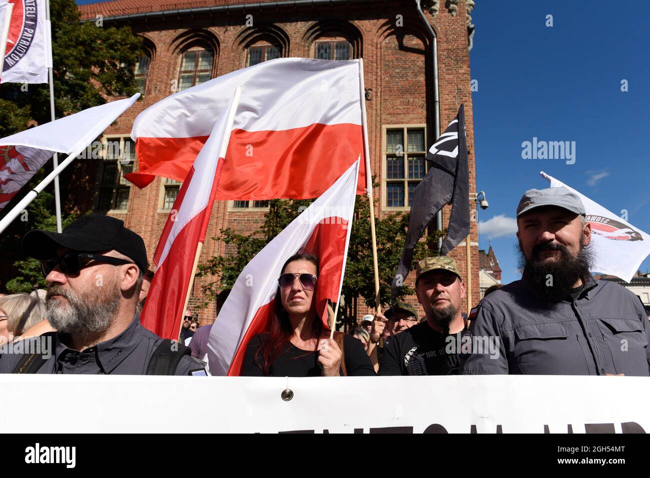 Torun, Polen, Polen. September 2021. Mitglieder der Anti-vax-Miliz nehmen am 5. September 2021 in Torun, Polen, an einem Protest Teil. Einige hundert Personen nahmen an einer Kundgebung Teil, die von der Partei der rechtsextremen Konföderation (Konfederacja) gegen obligatorische Impfstoffe, die Einführung des grünen COVID-19-Zertifikats, bekannt als Green Pass, und die Beschränkungen, die eingeführt wurden, um die Ausbreitung des SARS-CoV-2 Coronavirus einzudämmen. (Bild: © Aleksander Kalka/ZUMA Press Wire) Stockfoto