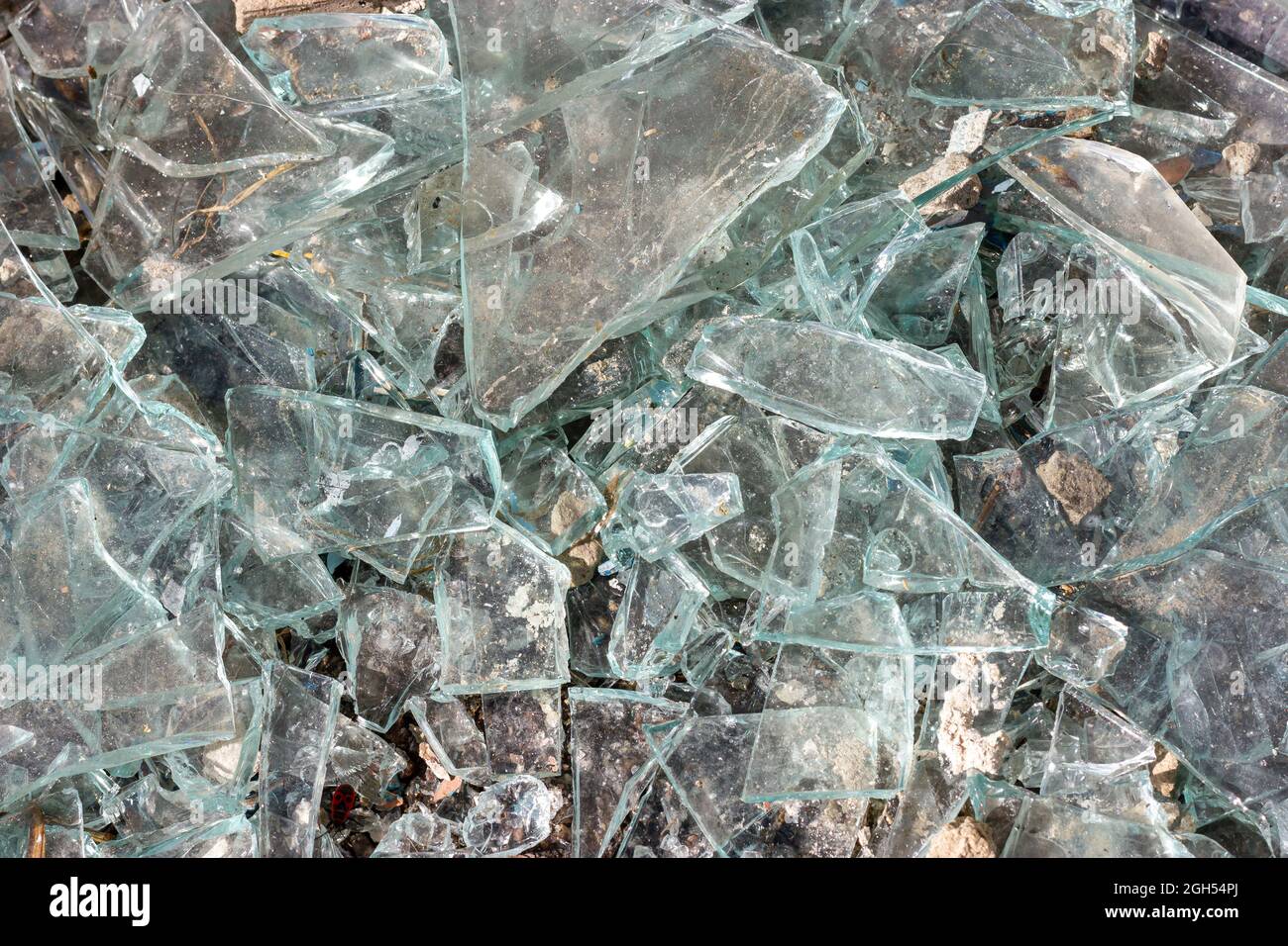 Zerbrochenes Glas. Stücke aus gebrochenem Glas. Scharfes Glas. Stockfoto