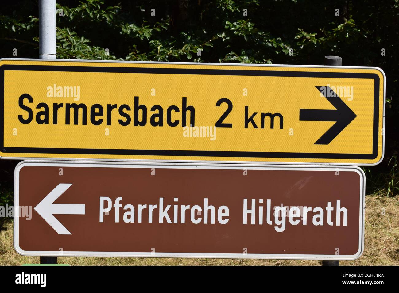 Verkehrszeichen nach Samersbach und Kirche Hilgenrath Stockfoto