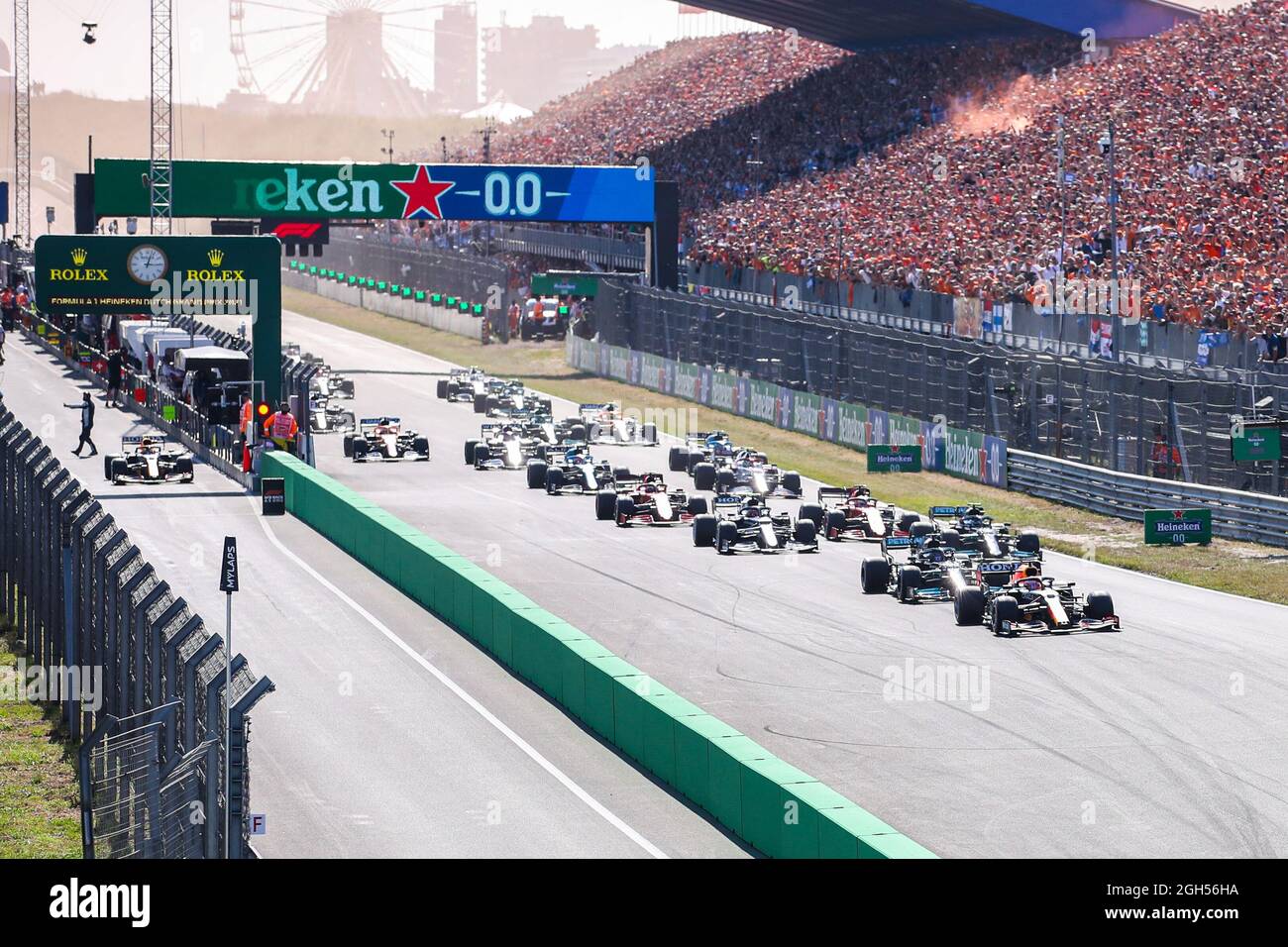 ZANDVOORT, NIEDERLANDE - 5. SEPTEMBER: Der Start mit Max Verstappen aus den Niederlanden und Red Bull Racing beim Rennen des F1 Grand Prix der Niederlande auf dem Circuit Zandvoort am 5. September 2021 in Zandvoort, Niederlande. (Foto von Marcel ter Bals/Orange Picics) Credit: Orange Pics BV/Alamy Live News Stockfoto