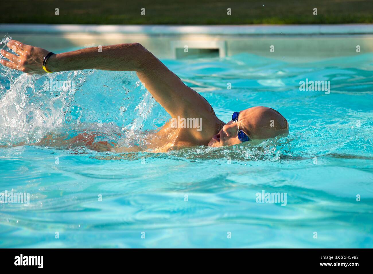 Männliche nicht-professionelle Schwimmer Schwimmen im Pool im Urlaub Stockfoto