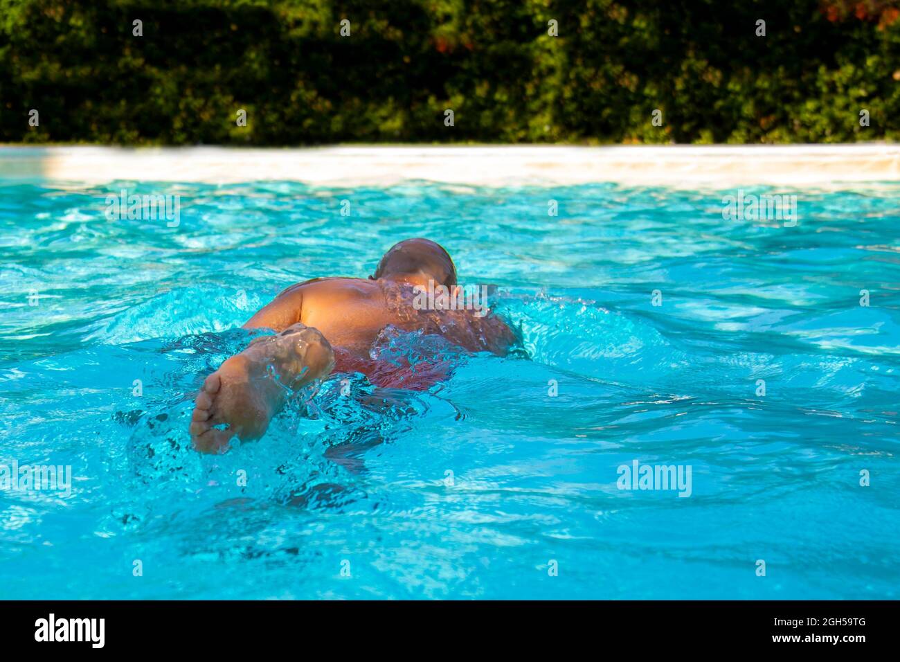 Männliche nicht-professionelle Schwimmer Schwimmen im Pool im Urlaub Stockfoto