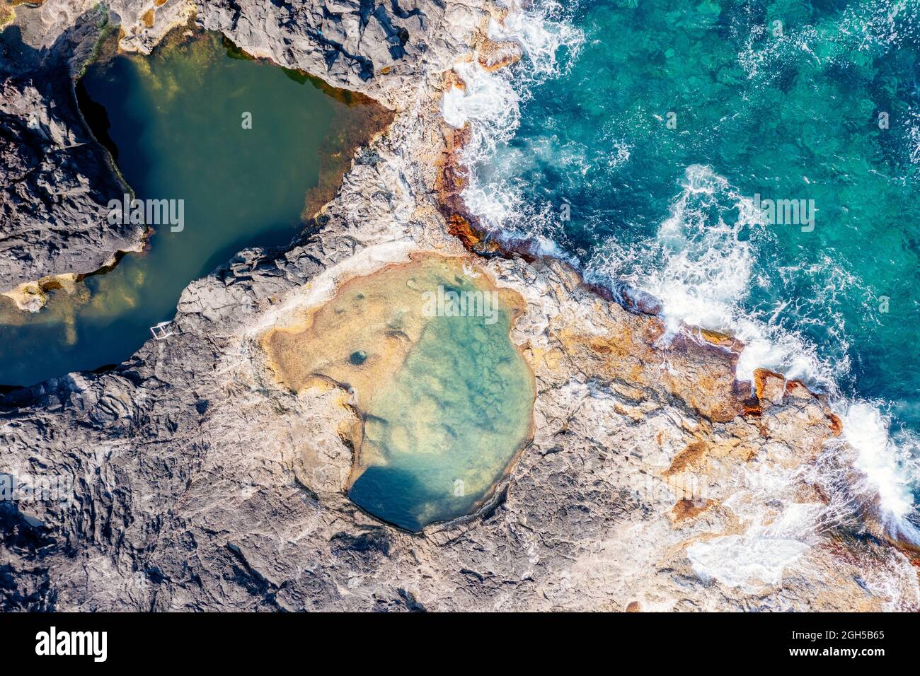 Luftaufnahme natürlicher Pool am Meer, Mosteiros, Sao Miguel. Azoren Stockfoto