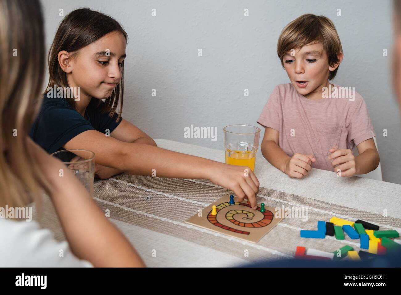 Glückliche Familie Spaß haben Brettspiele mit Kindern zusammen zu Hause spielen - konzentrieren Sie sich auf Mädchen Gesicht Stockfoto
