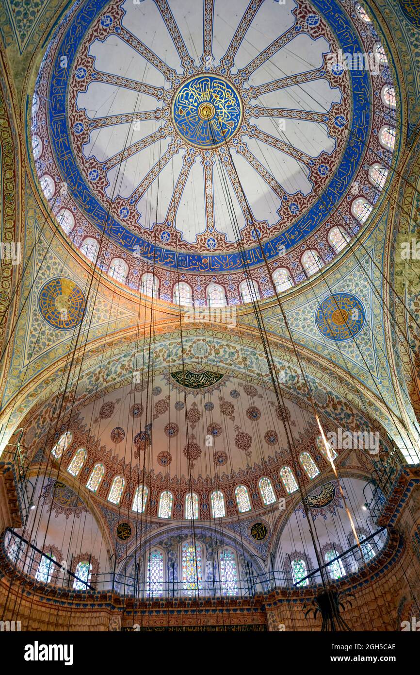 Decke und Innenraum der berühmten Blauen Moschee in Istanbul mit ihren alten und farbenfrohen Mosaiken Stockfoto
