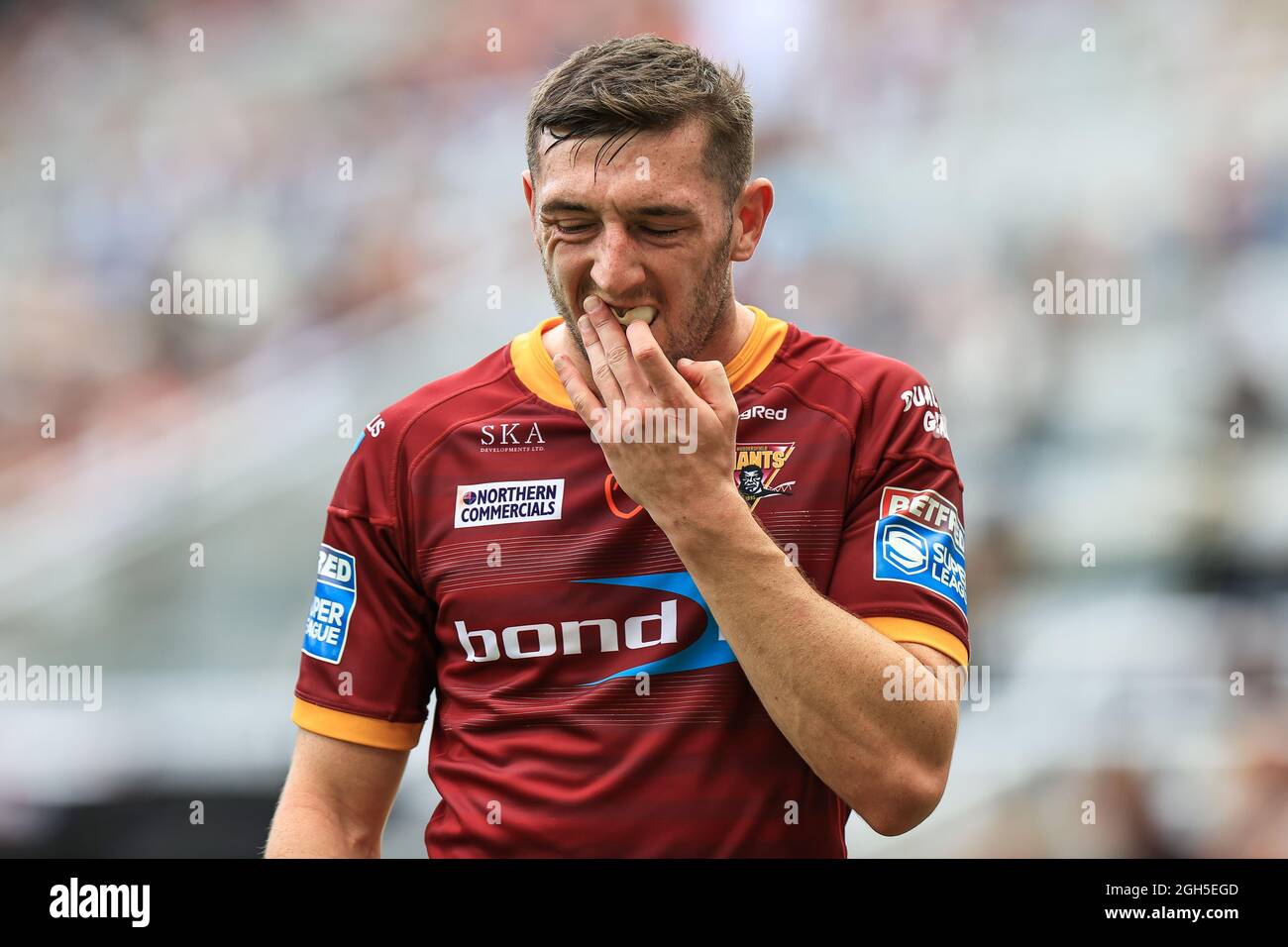 Jake Wardle (3) von Huddersfield Giants steckt seinen Gummischutz ein Stockfoto