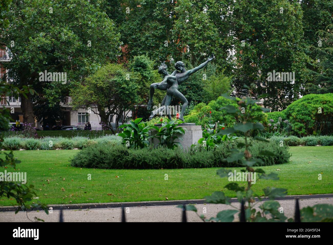 KunstStatue eines Paares in einem Park in Chelsea, London, Großbritannien Stockfoto