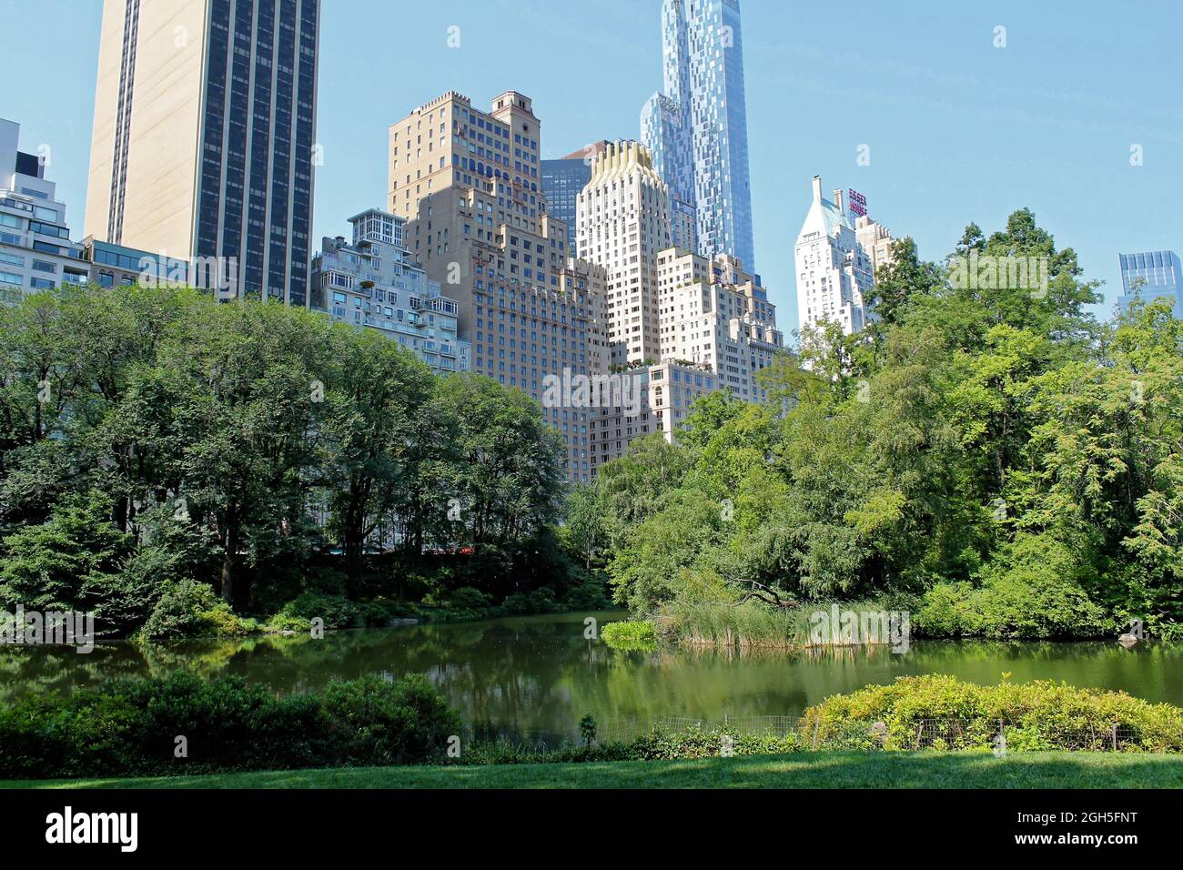 Central Park und Gebäude spiegeln sich in Midtown Manhattan, New York City Stockfoto