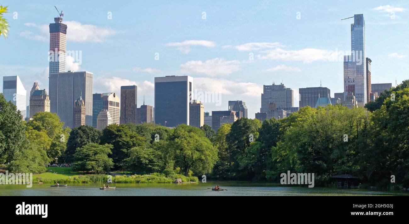 NEW YORK, USA - 5. August 2014: Teich im Central Park in NYC. Central Park und Skyline von Manhattan. Skyline von Midtown Manhattan vom Central Par aus gesehen Stockfoto