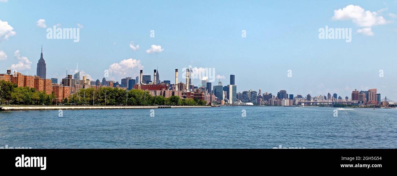 NEW YORK, USA - 5. August 2017: Blick auf die Skyline von Midtown Manhattan mit Empire State Building, Chrysler Building und Queensborough Bridge. Vie Stockfoto