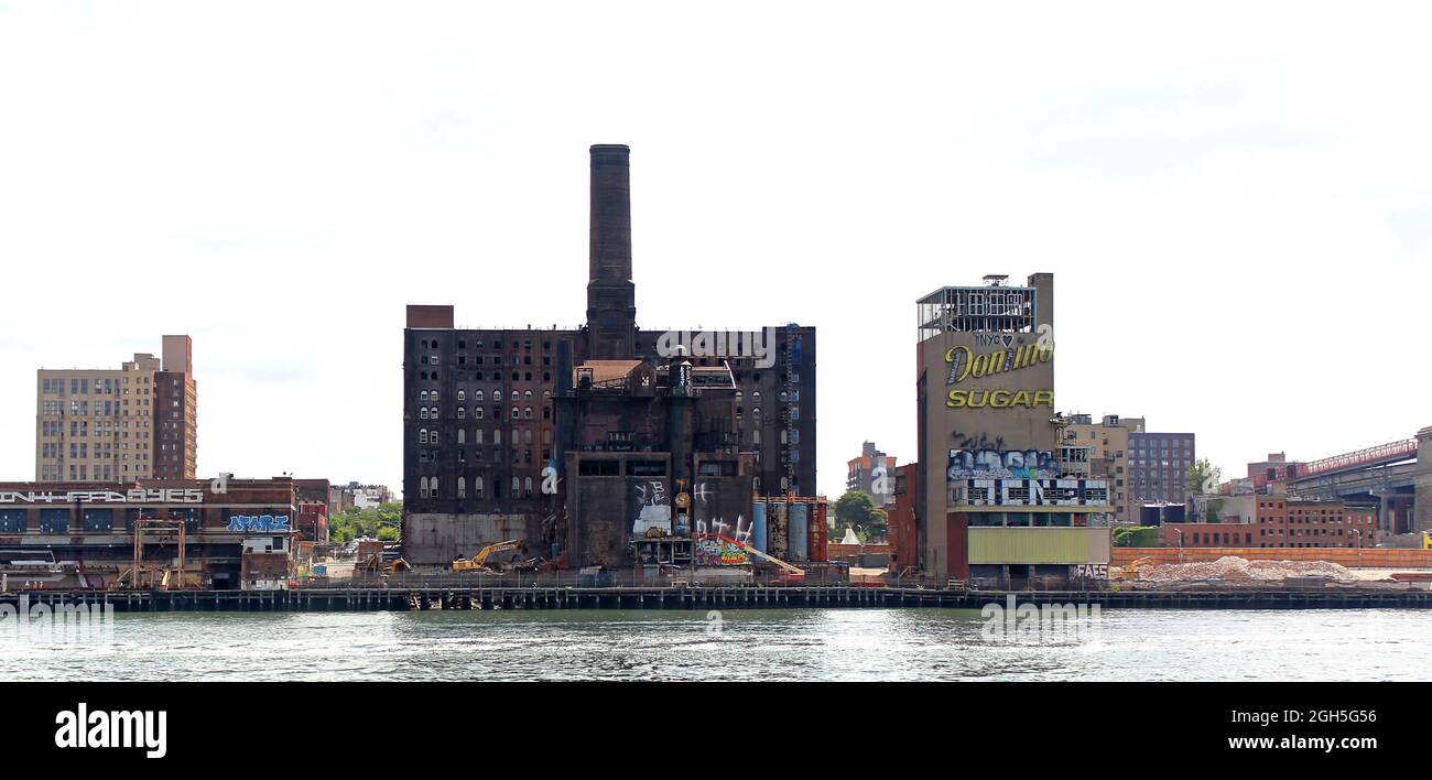 BROOKLYN, NEW YORK - 5. AUGUST 2017: Domino Sugar Factory in Williamsburg, Brooklyn am 10. August 2014. Die verlassene Stelle, die 2 aufgehört hat, zu arbeiten Stockfoto