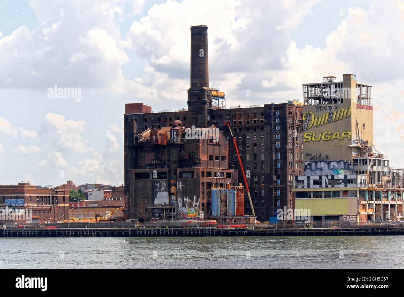 BROOKLYN, NEW YORK - 5. AUGUST 2017: Domino Sugar Factory in Williamsburg, Brooklyn am 10. August 2014. Die verlassene Stelle, die 2 aufgehört hat, zu arbeiten Stockfoto