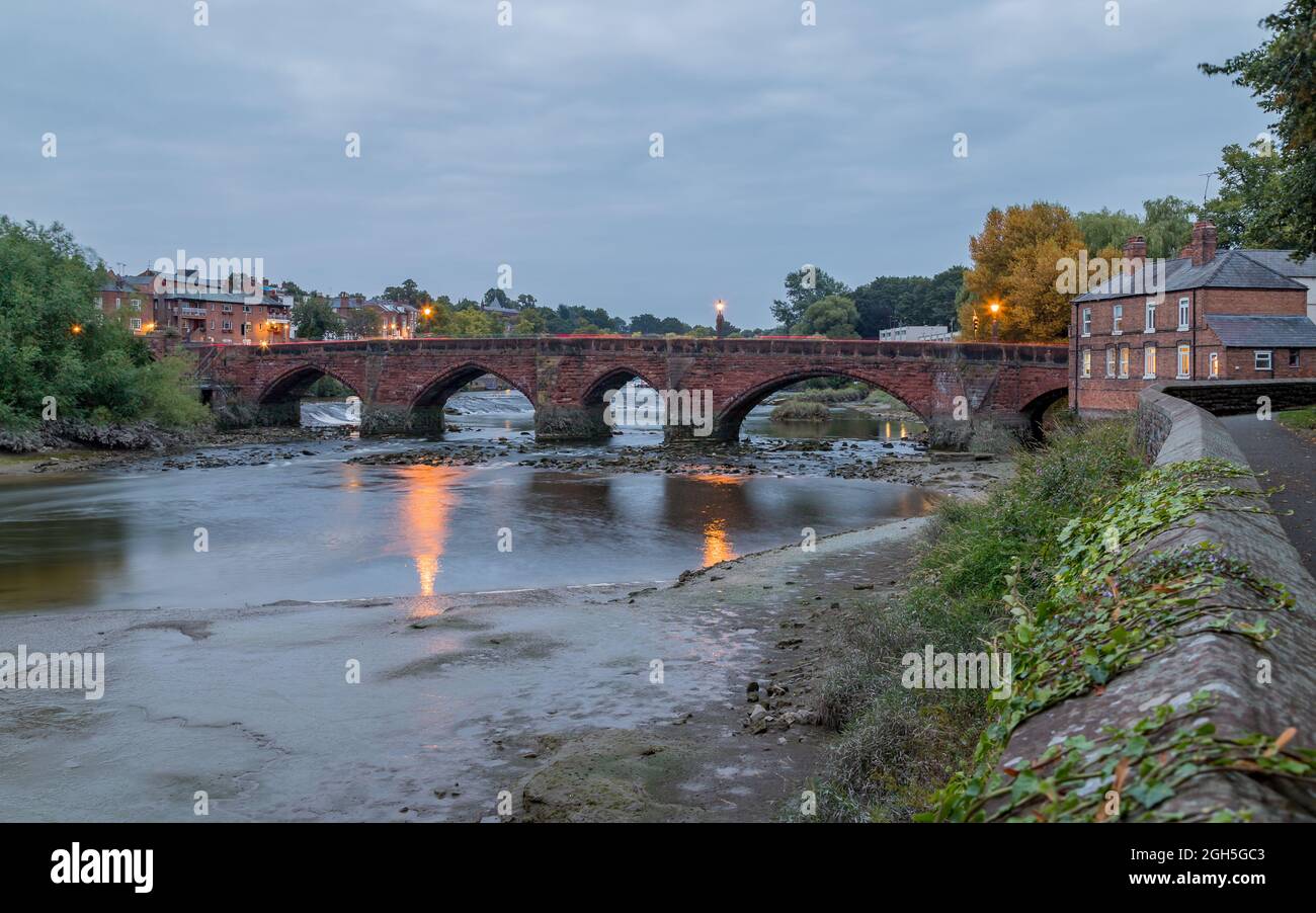 Rote Verkehrswege über die Old Dee Bridge in chester an einem Abend im September 2021 vor Sonnenuntergang. Stockfoto