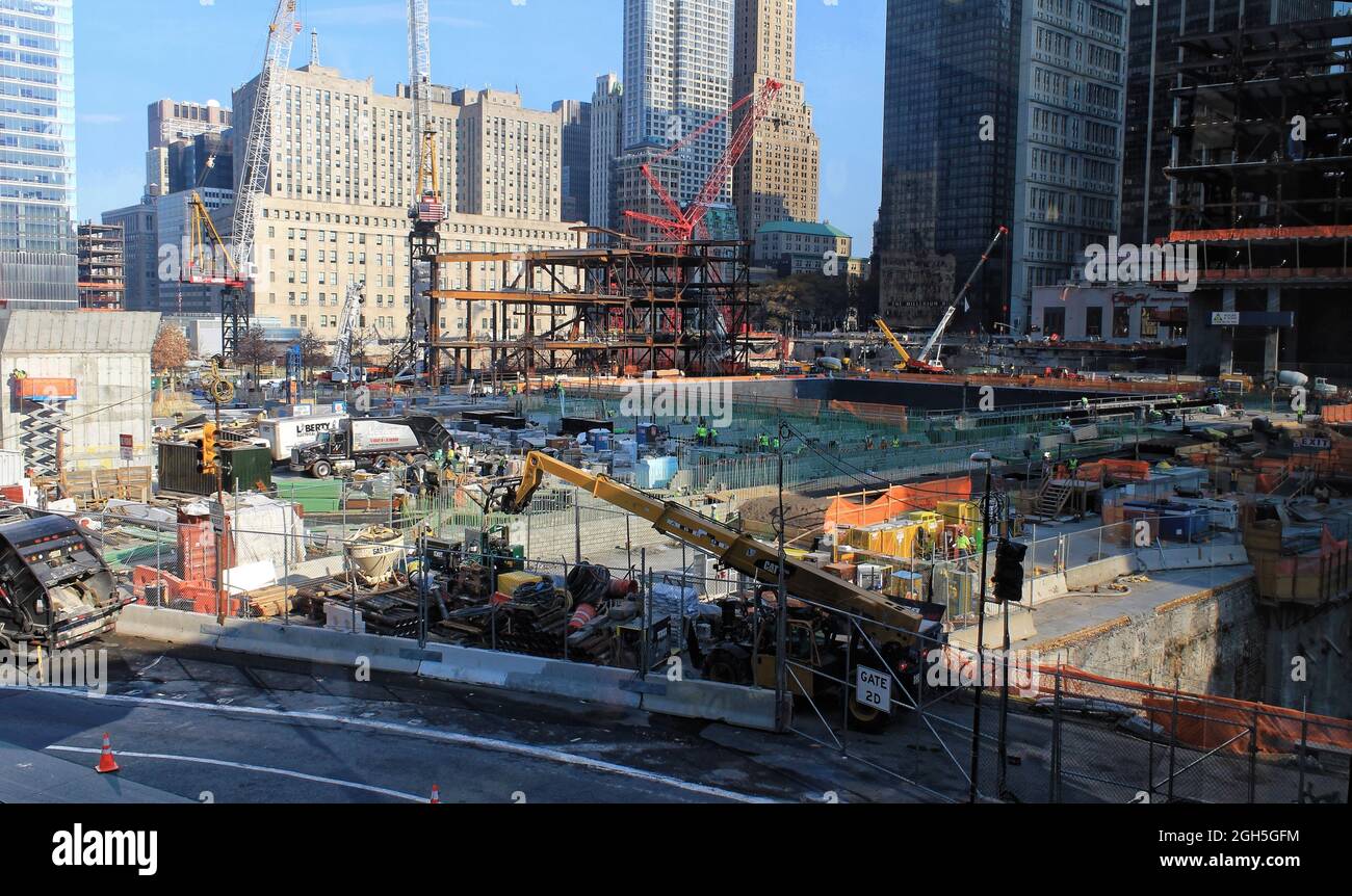New York, USA - 22. November 2010: Das Gelände des World Trade Centers wird einige Jahre nach dem Terroranschlag von 2001 in New saniert und wieder aufgebaut Stockfoto