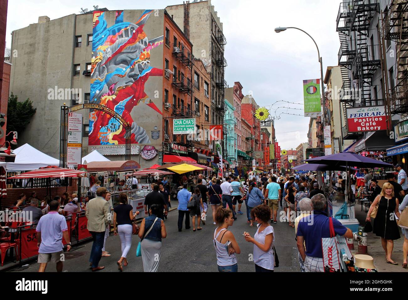 New York, USA - 3. August 2017: Belebte Straße mit Fußgängern in Little Italy in New York Stockfoto