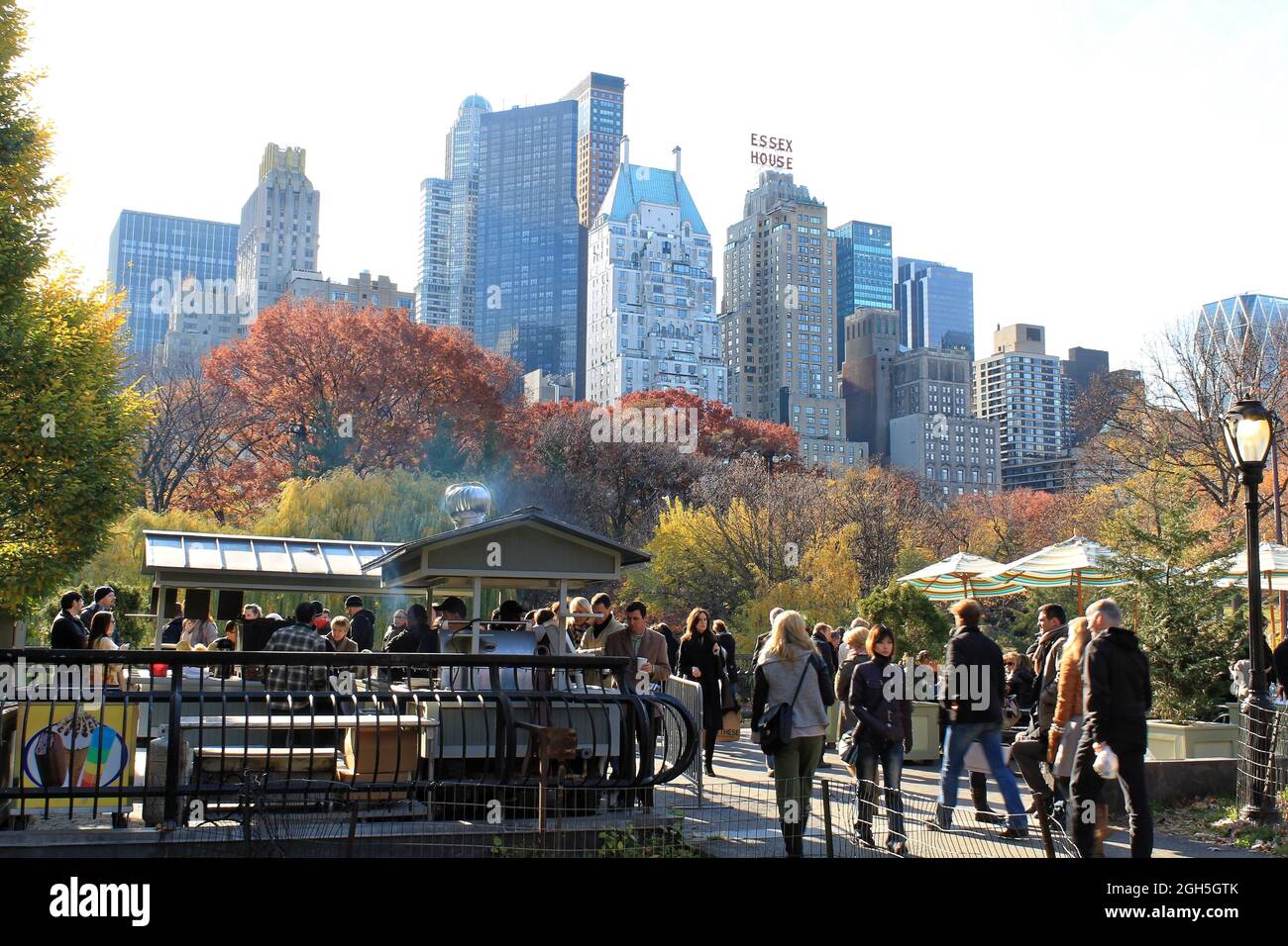 New York, USA - 21. November 2010: Central Park Herbst und Gebäude in Midtown Manhattan New York City Stockfoto