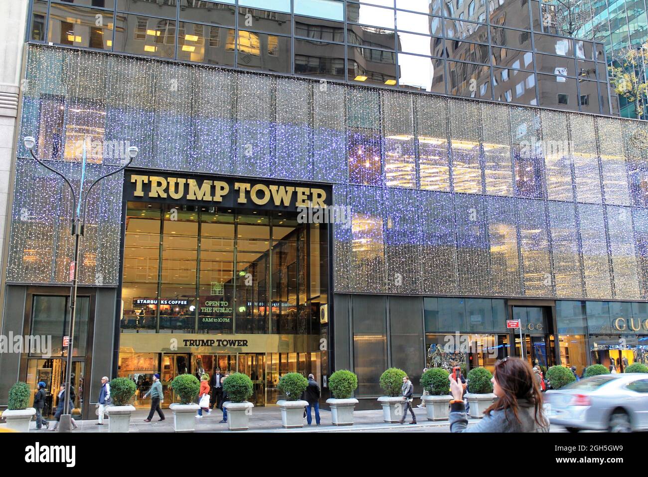 New York, USA - 21. November 2010: Trump Tower in NYC bei Nacht Stockfoto