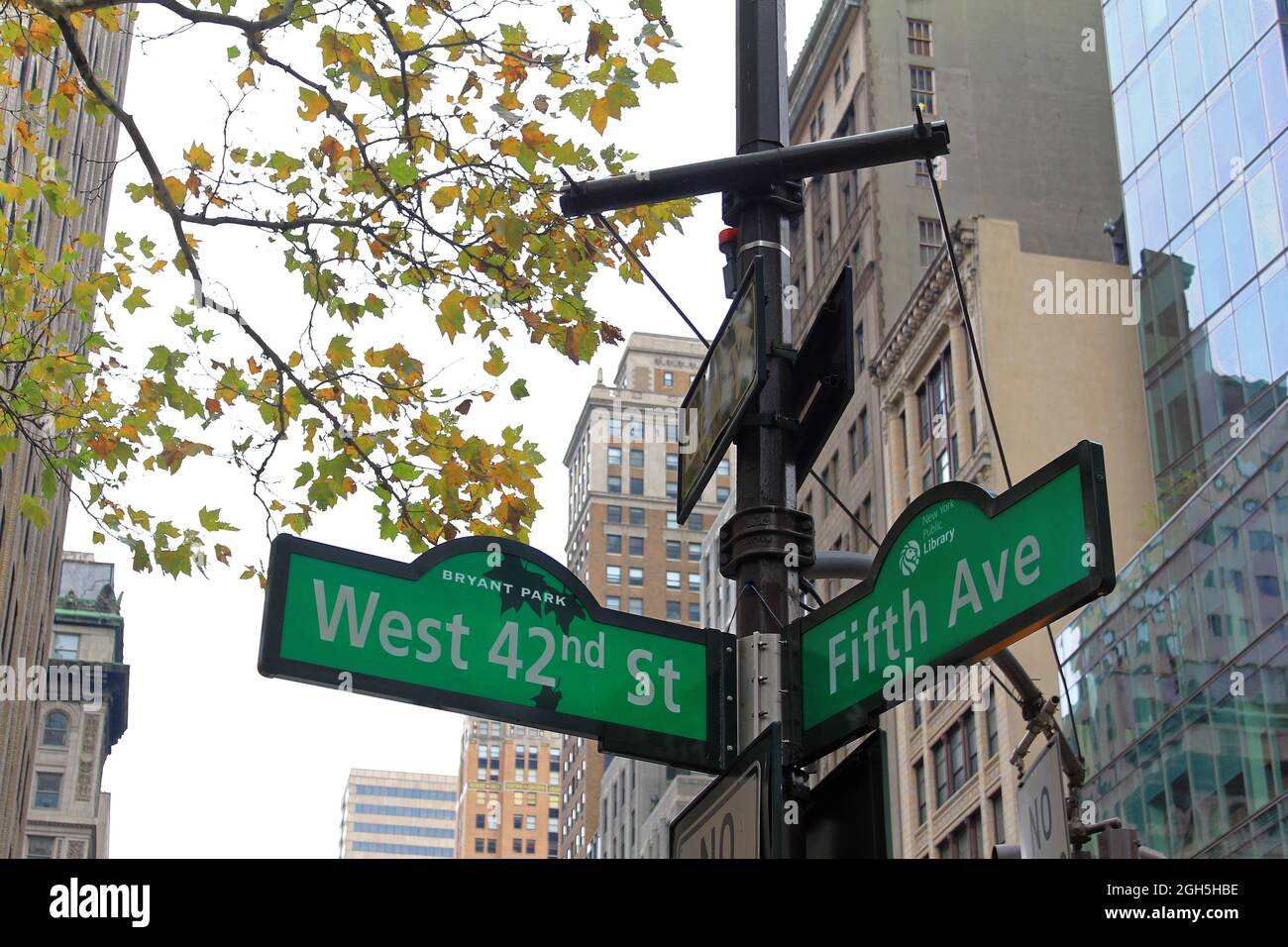 New York, USA - 20. November: Schild Fifth Avenue und West 42nd Street in New York City Stockfoto