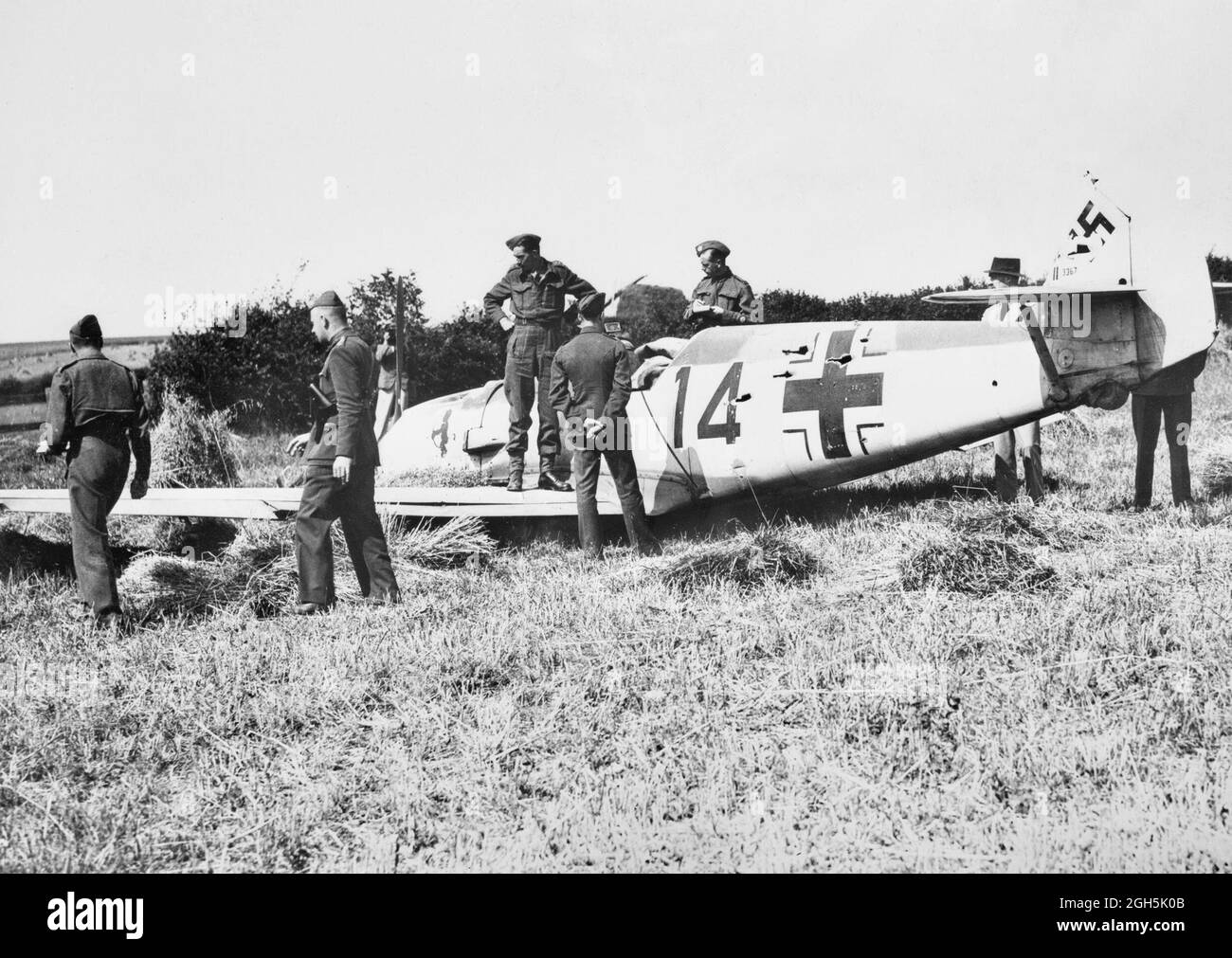 Soldaten inspizieren einen abgestürzten Messerschmitt Me 109 während der Schlacht von Großbritannien Stockfoto