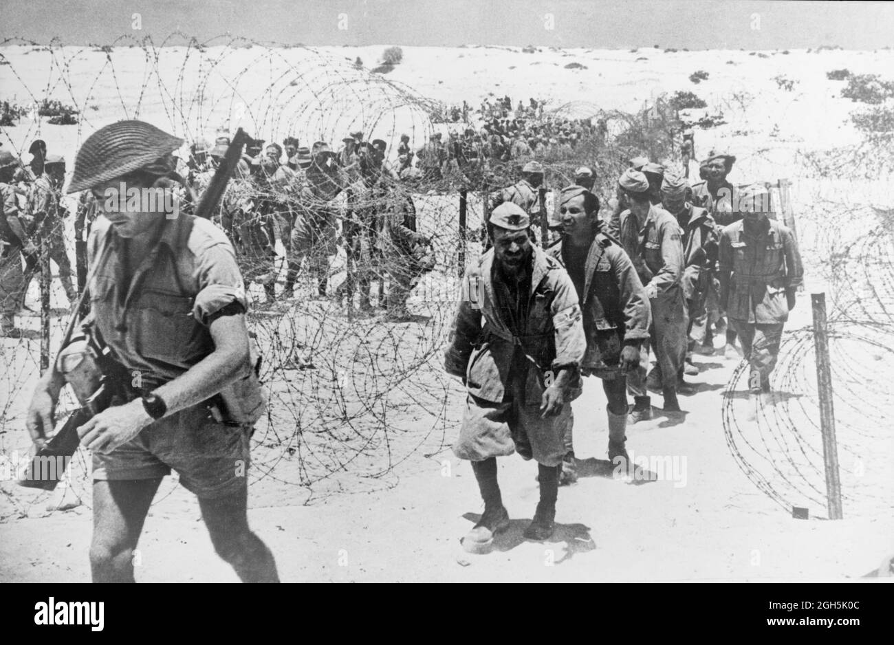 Italienische Truppen, die in der nordafrikanischen Wüste bei der Schlacht von El Alamein in Ägypten kapitulation Stockfoto