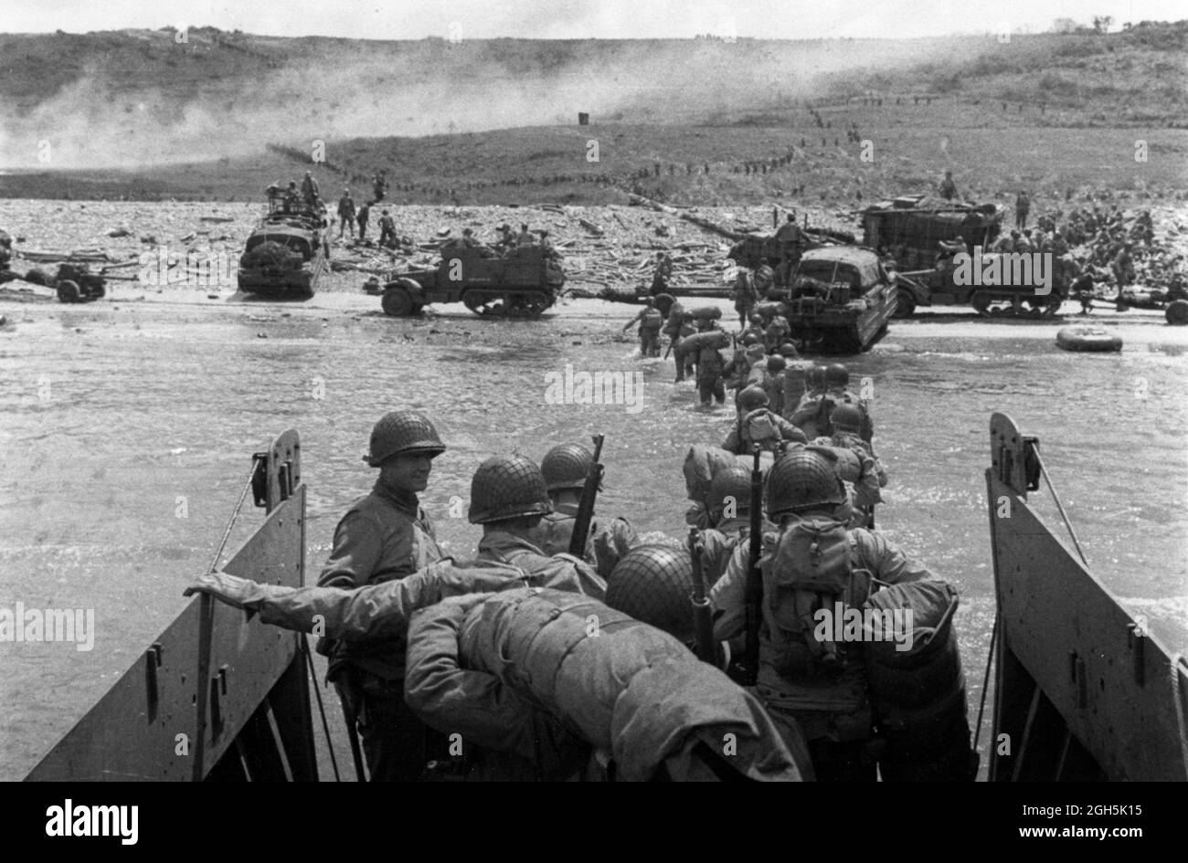 Truppen, die am 6. Juni 1944 während der Landung in der Normandie (D-Day) am Strand von Omaha an Land gehen Stockfoto