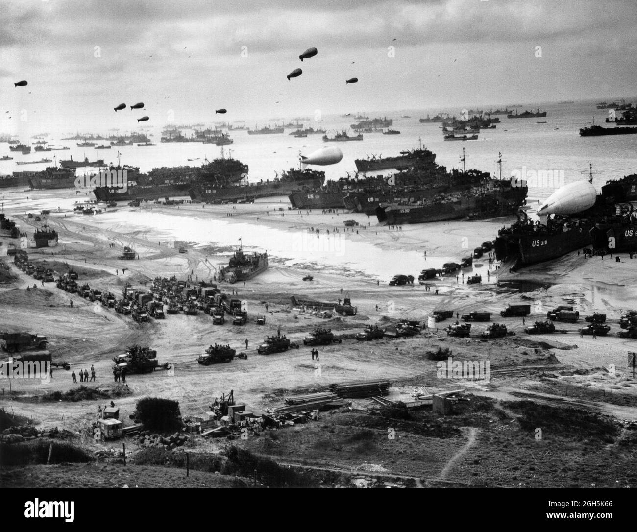 Alliierte Schiffe, die am D-Day Truppen und Vorräte am Strand von Omaha landen. Stockfoto