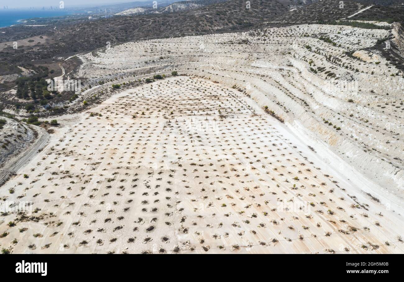 Luftaufnahme von Restaurierungsarbeiten an Ökosystemen im verlassenen Kalksteinbruch in der Nähe von Limassol, Zypern Stockfoto