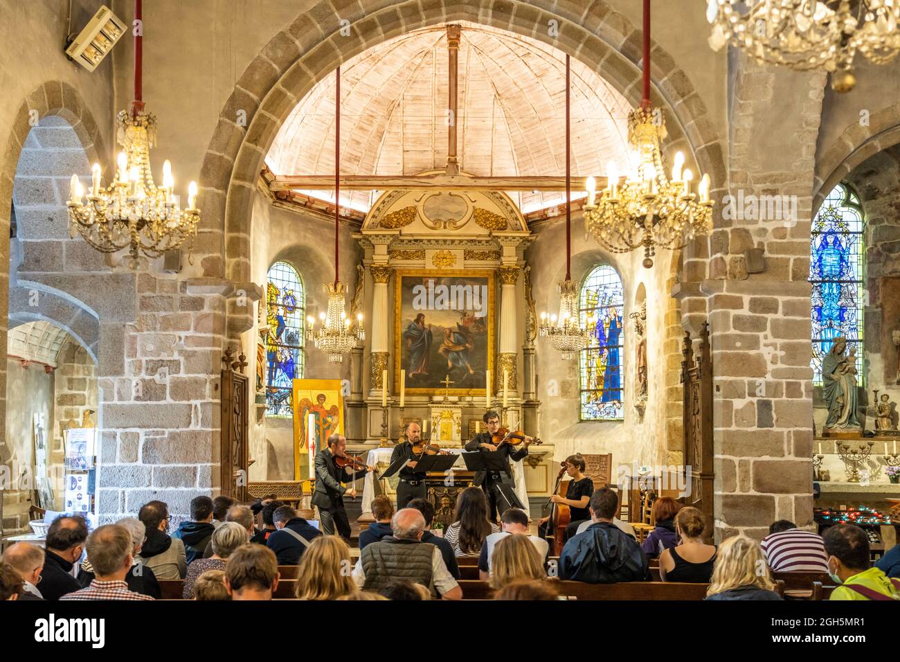 Klassisches Konzert mit Streichquartett in der Kapelle St. Peter, Mont Saint-Michel, Le Mont-Saint-Michel, Normandie, Frankreich | Klassische Violine Stockfoto