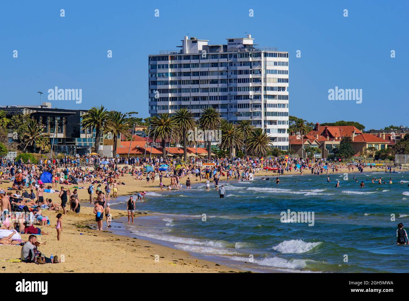 Menschen, die Spaß am Strand von St. Kilda in Melbourne, Victoria, Australien haben Stockfoto